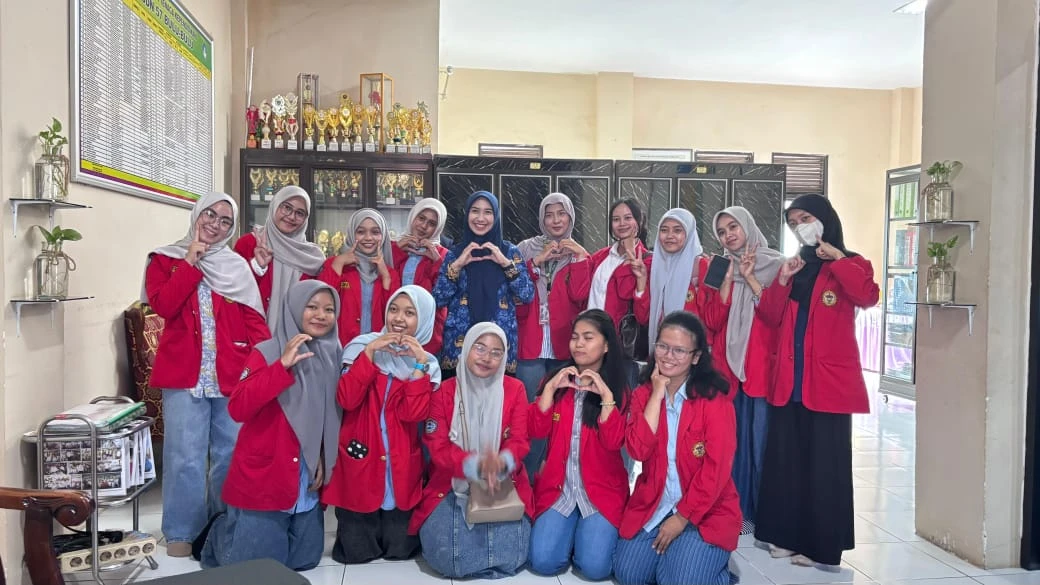 
Mahasiswa, sebagai agen perubahan, tak hanya menimba ilmu di ruang kuliah. Mereka turun langsung ke masyarakat, mengimplementasikan pengetahuan untuk mengabdi dan mencerdaskan. Lewat setiap program dan kegiatan, mereka membuktikan bahwa peran mereka jauh melampaui batas kampus, menjadi pilar penting dalam memajukan bangsa.